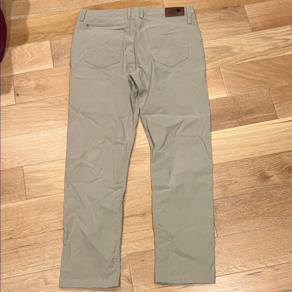The North Face Men's Khaki‎ athletic Chinos 34